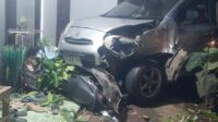 Image of Minibus hilang kendali di jalan brigjen m. isa banjar, tabrak dua motor, satu korban luka