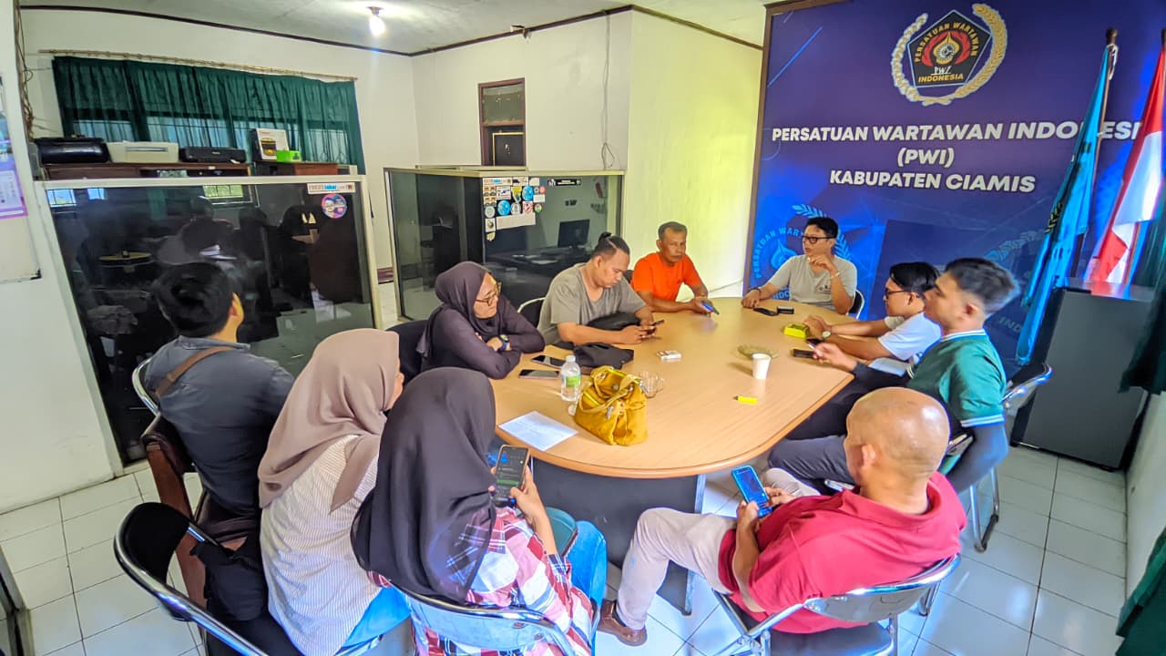 Image of Pwi ciamis gelar aksi bersih sungai dan tebar 150 ribu ikan dalam rangkaian hpn 2026