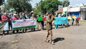 Image of Ratusan warga geruduk kantor desa rejasari, tuntut copot sekdes dan kaur kesra yang mangkir dua bulan