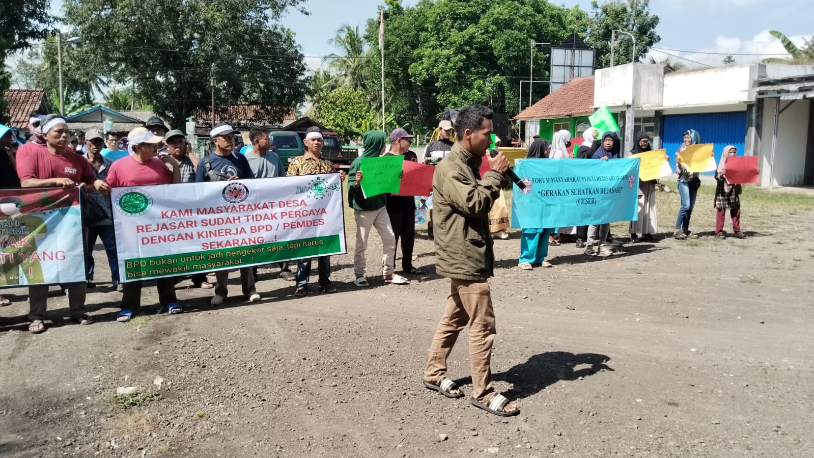 Image of Ratusan warga geruduk kantor desa rejasari, tuntut copot sekdes dan kaur kesra yang mangkir dua bulan