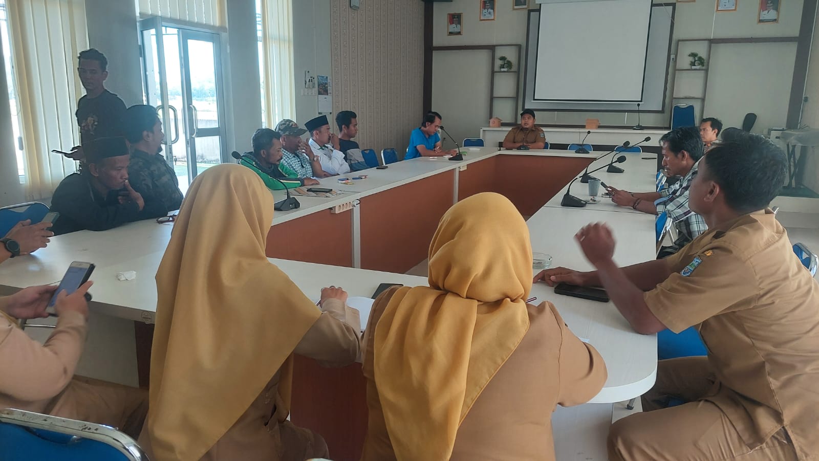 Image of Warga rejasari gelar audiensi, tuntut ketegasan atas absennya dua perangkat desa