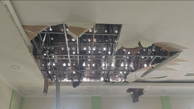 Kondisi atap Kantor Kelurahan Muktisari Kota Banjar yang lapuk dan plafon jebol akibat tidak mampu menahan rembesan air hujan yang masuk ke dalam ruangan.