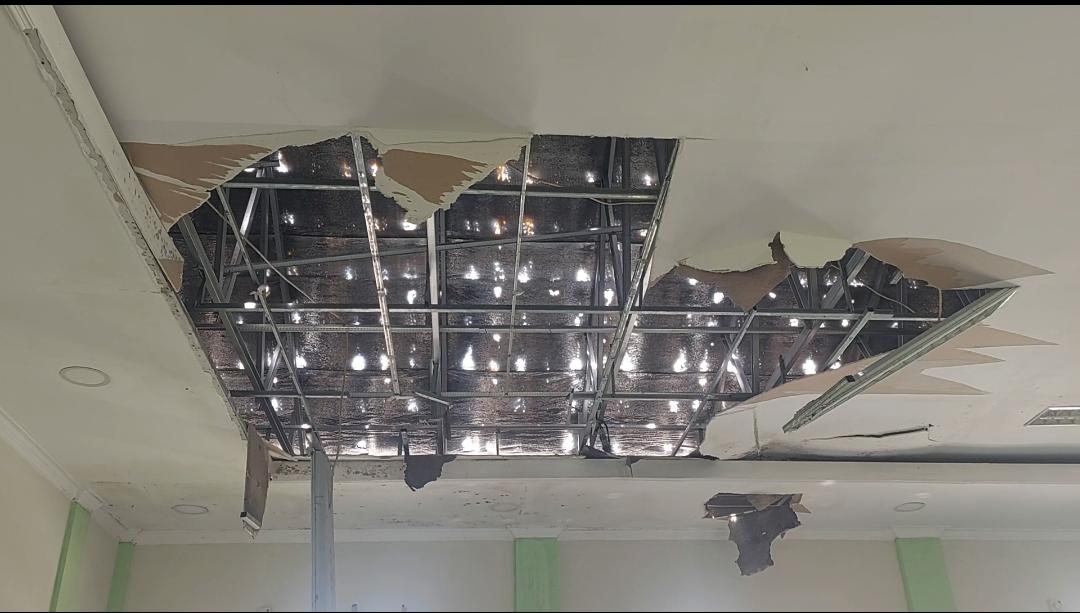 Kondisi atap Kantor Kelurahan Muktisari Kota Banjar yang lapuk dan plafon jebol akibat tidak mampu menahan rembesan air hujan yang masuk ke dalam ruangan.