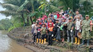 Image of Muspika pamarican gelar aksi bersih sungai citalahab dan pasar, jaga predikat ciamis kota terbersih