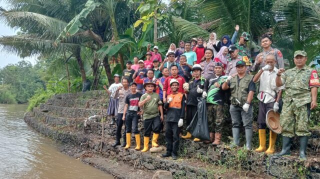 Image of Muspika pamarican gelar aksi bersih sungai citalahab dan pasar, jaga predikat ciamis kota terbersih