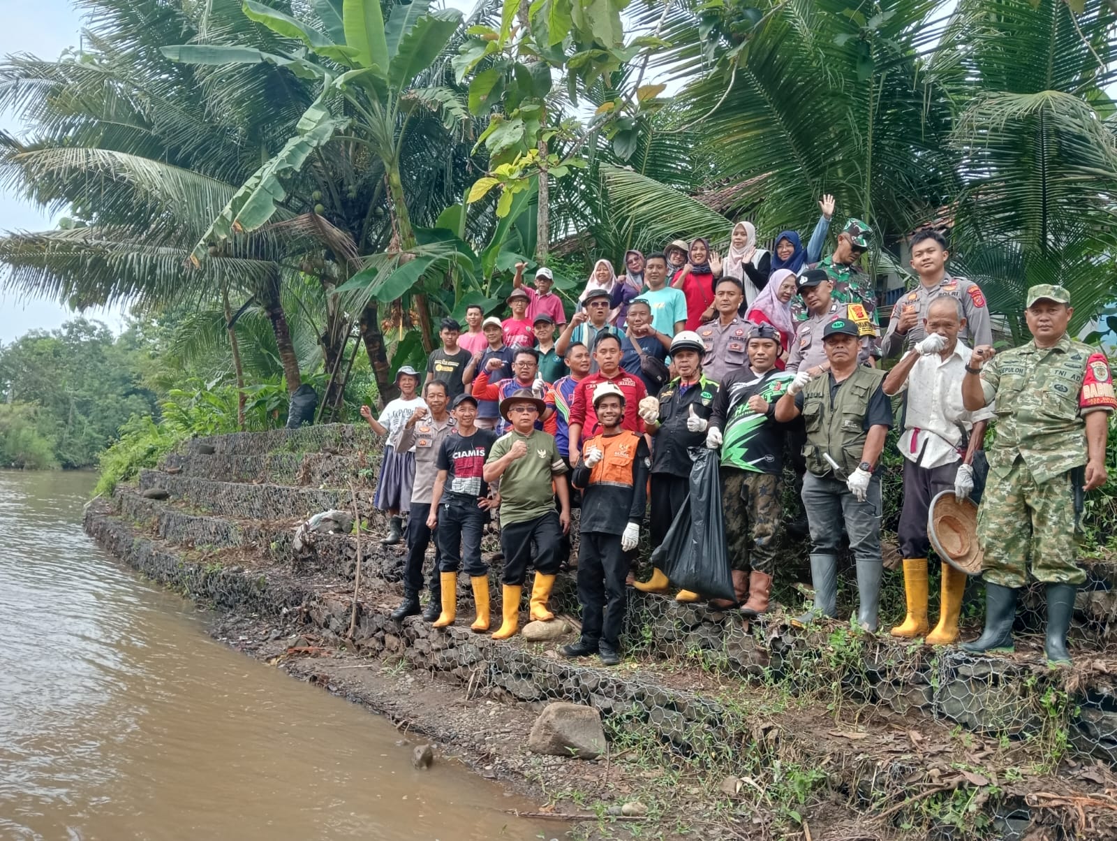 Image of Muspika pamarican gelar aksi bersih sungai citalahab dan pasar, jaga predikat ciamis kota terbersih