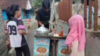 Image of Ujo, pedagang cilok bersepeda yang bertahan di tengah sepi pembeli