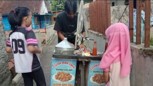Image of Ujo, pedagang cilok bersepeda yang bertahan di tengah sepi pembeli