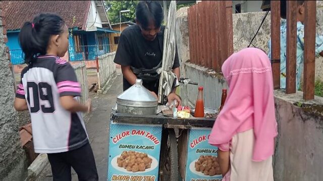Image of Ujo, pedagang cilok bersepeda yang bertahan di tengah sepi pembeli