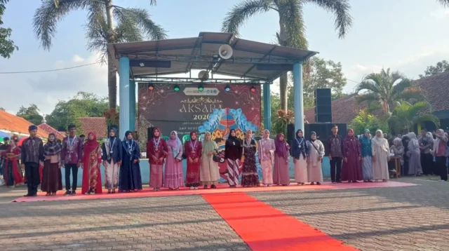 Image of Perpisahan kelas 9 smpn 4 pamarican berlangsung haru, orang tua jadi motor kemeriahan acara