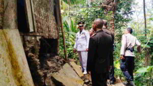 Image of Kado terindah kemerdekaan tangis haru mak konasih janda tua di pamarican ciamis terima hadiah bedah rumah 768x432[1]