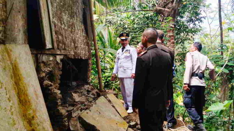 Image of Kado terindah kemerdekaan tangis haru mak konasih janda tua di pamarican ciamis terima hadiah bedah rumah 768x432[1]