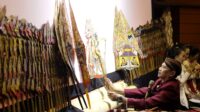 Wayang kulit dan wayang golek (1) Image of Wayang kulit dan wayang golek (1)