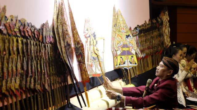 Image of Wayang kulit dan wayang golek (1)