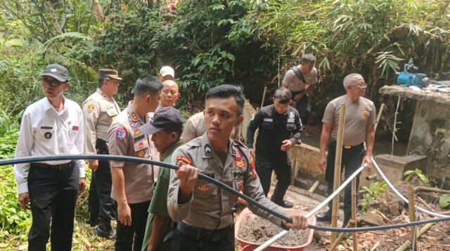 Image of Polres ciamis bantu kesulitan air (3)