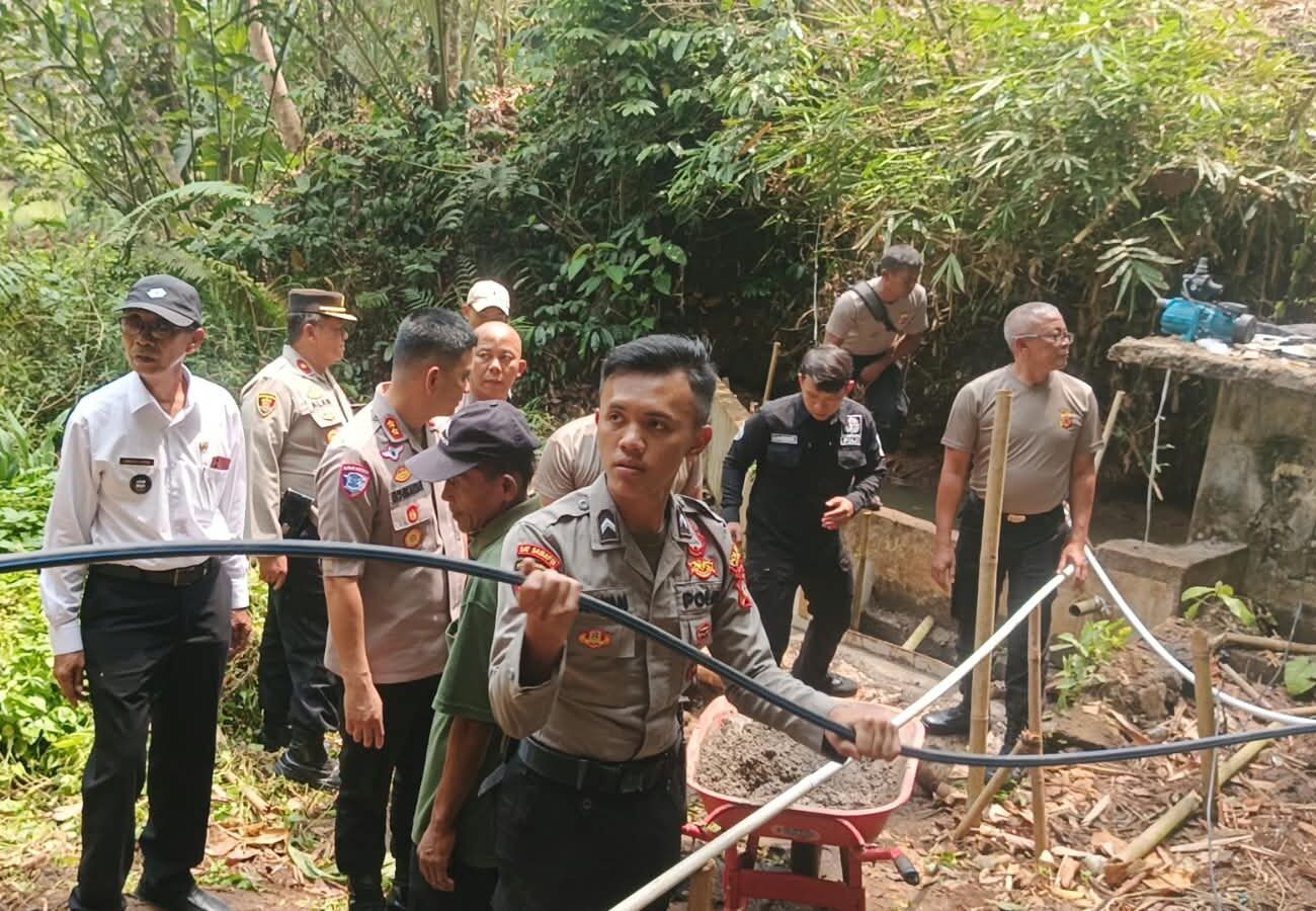 Image of Polres ciamis bantu kesulitan air (3)