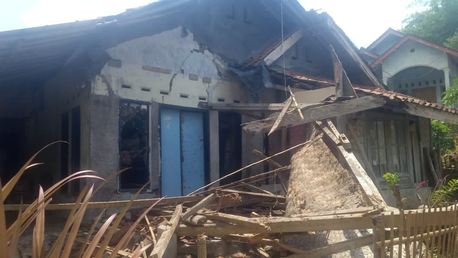 Image of Terdampak gempa cilacap (2)